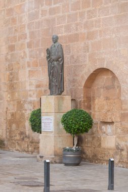 ALMERIA, İspanya - 11 Aralık 2023 İspanya İç Savaşı 'nın başında öldürülen Almerya Katolik Piskoposu Diego Jose Paulino Advantage Milan' ı resmeden bir heykel.