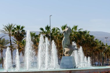 ALMERIA, SPAIN - 28 Mart 2023 İspanya 'nın başkenti Almerya' daki Maestro Padilla Konser Salonu yakınlarındaki Cabo de Gata Caddesi ve Akdeniz Bulvarı kavşağında yer alan Siren Çeşmesi