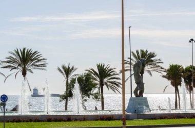 ALMERIA, SPAIN - 28 Mart 2023 İspanya 'nın başkenti Almerya' daki Maestro Padilla Konser Salonu yakınlarındaki Cabo de Gata Caddesi ve Akdeniz Bulvarı kavşağında yer alan Siren Çeşmesi