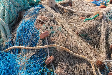 Endüstriyel Balıkçılık Ekipmanları Fishnets ve Balıkçılık Hatları limanda beton üzerinde yatan, balıkçılık sanayi