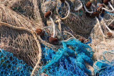 Endüstriyel Balıkçılık Ekipmanları Fishnets ve Balıkçılık Hatları limanda beton üzerinde yatan, balıkçılık sanayi