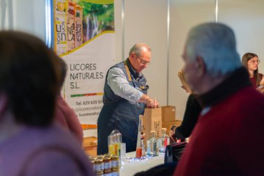 UGIJAR, İspanya - 09 ARALIK 2023 Bölgenin zanaat, gastronomi ve turizm üreticileri ürünlerini ve hizmetlerini Alpujarra bölgesindeki en büyük geleneksel yıllık etkinlikte sunuyorlar.