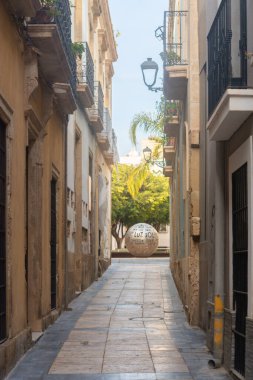 ALMERIA, SPAIN - 11 Aralık 2023 Cezayir 'in küçük meydanlarından birinde parlayan bir balo anıtı, kentin en temsili değerlerini iletiyor ve ziyaretçiler için turistik bir cazibe alanı oluşturuyor.