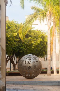 ALMERIA, SPAIN - 11 Aralık 2023 Cezayir 'in küçük meydanlarından birinde parlayan bir balo anıtı, kentin en temsili değerlerini iletiyor ve ziyaretçiler için turistik bir cazibe alanı oluşturuyor.