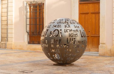 ALMERIA, SPAIN - 11 Aralık 2023 Cezayir 'in küçük meydanlarından birinde parlayan bir balo anıtı, kentin en temsili değerlerini iletiyor ve ziyaretçiler için turistik bir cazibe alanı oluşturuyor.