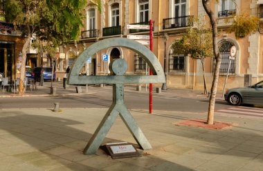 ALMERIA, İspanya - 11 ARALIK 2023 İspanyadaki tüm Almerya eyaleti için iyi şans ve muskanın resmi sembolü olarak kabul edilen Indalo adamının heykeli.