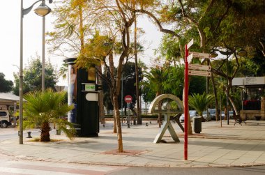 ALMERIA, İspanya - 11 ARALIK 2023 İspanyadaki tüm Almerya eyaleti için iyi şans ve muskanın resmi sembolü olarak kabul edilen Indalo adamının heykeli.