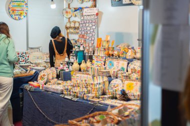 UGIJAR, İspanya - 09 ARALIK 2023 Bölgenin zanaat, gastronomi ve turizm üreticileri ürünlerini ve hizmetlerini Alpujarra bölgesindeki en büyük geleneksel yıllık etkinlikte sunuyorlar.