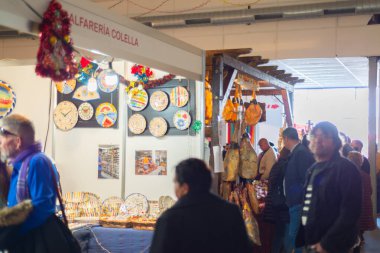 UGIJAR, İspanya - 09 ARALIK 2023 Bölgenin zanaat, gastronomi ve turizm üreticileri ürünlerini ve hizmetlerini Alpujarra bölgesindeki en büyük geleneksel yıllık etkinlikte sunuyorlar.