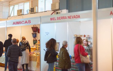 UGIJAR, İspanya - 09 ARALIK 2023 Bölgenin zanaat, gastronomi ve turizm üreticileri ürünlerini ve hizmetlerini Alpujarra bölgesindeki en büyük geleneksel yıllık etkinlikte sunuyorlar.