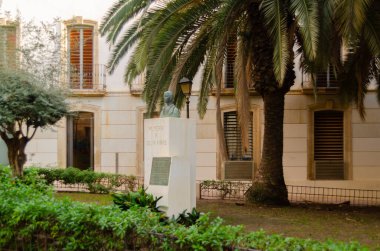 ALMERIA, SPAIN - 11 Aralık 2023 İspanyolca ve Katalanca çocuklar için şiirler yazan yazar Celia Vinas 'ın çeyizi savaş sonrası panoramasında yenilikçi ve önemli kabul ediliyor.