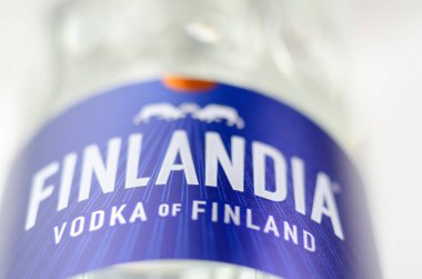 LONDON, İngiltere - 16 HAZİRAN 2024 Finlandiya Votkası, önde gelen tasarımcı Harri Koskinen tarafından tasarlanan tasarım şişesinde saf votka