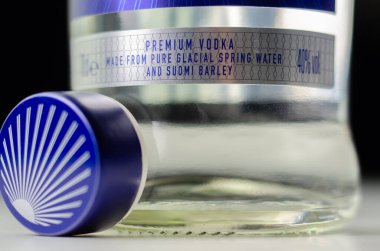 LONDON, İngiltere - 16 HAZİRAN 2024 Finlandiya Votkası, önde gelen tasarımcı Harri Koskinen tarafından tasarlanan tasarım şişesinde saf votka