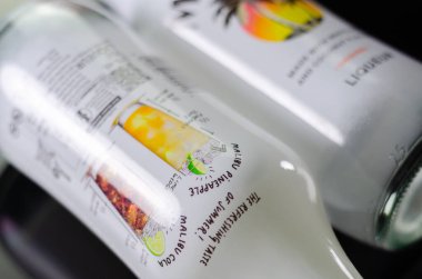 LONDON, İngiltere - 18 Ocak 2024 Malibu 1981 'de piyasaya çıktı, 150 ülkede satıldı ve dünyanın en popüler 70 ruhundan biri. Likörün tropikal bir aroması var. İçinde hindistan cevizi, ananas, mango ve olgun muz var.