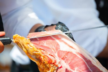 Jambon kesme ustası, profesyonel bıçak ustası, Cortador de jamon kesen adam tezgahta duruyor, gastronomi.