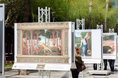 ALMERIA, İSPAIN - 24 Şubat 2024 Madrid Ulusal Müzesi koleksiyonlarındaki en önemli tabloların kopyaları olan 50 gerçek boyutlu tablonun sunumu