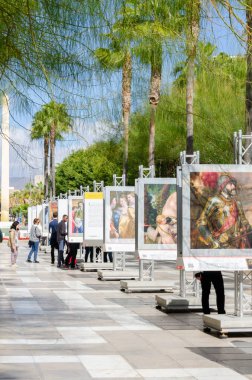 ALMERIA, İSPAIN - 24 Şubat 2024 Madrid Ulusal Müzesi koleksiyonlarındaki en önemli tabloların kopyaları olan 50 gerçek boyutlu tablonun sunumu