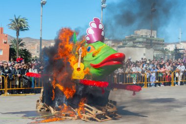 ALMERIA, SPAIN - 28 Şubat 2024 İspanya 'nın Almerya kentindeki karnavalı sona erdiren sardalyanın halk önünde yakıldığı yer.