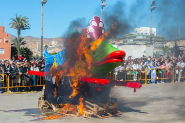 ALMERIA, SPAIN - 28 Şubat 2024 İspanya 'nın Almerya kentindeki karnavalı sona erdiren sardalyanın halk önünde yakıldığı yer.