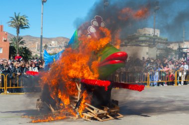 ALMERIA, SPAIN - 28 Şubat 2024 İspanya 'nın Almerya kentindeki karnavalı sona erdiren sardalyanın halk önünde yakıldığı yer.