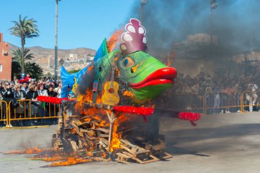 ALMERIA, SPAIN - 28 Şubat 2024 İspanya 'nın Almerya kentindeki karnavalı sona erdiren sardalyanın halk önünde yakıldığı yer.