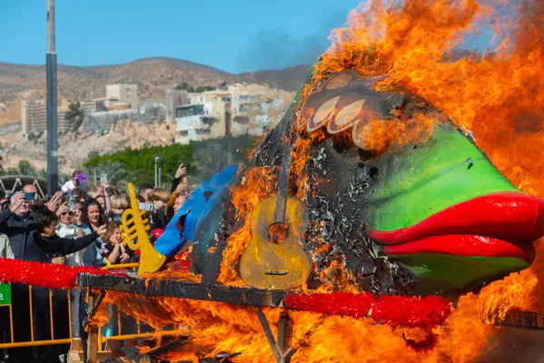 ALMERIA, SPAIN - 28 Şubat 2024 İspanya 'nın Almerya kentindeki karnavalı sona erdiren sardalyanın halk önünde yakıldığı yer.