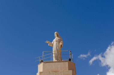 ALMERIA, İspanya - 23 Şubat 2024 İspanya 'daki Almerya şehrinin en iyi panoramik manzaralarından birinde İsa' nın Kutsal Kalbi 'nin beyaz mermer heykeli