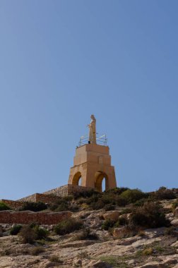 ALMERIA, İspanya - 23 Şubat 2024 İspanya 'daki Almerya şehrinin en iyi panoramik manzaralarından birinde İsa' nın Kutsal Kalbi 'nin beyaz mermer heykeli