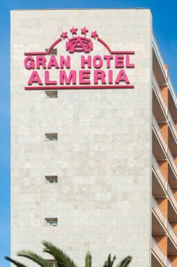 ALMERIA, İspanya - 11 Aralık 2023 Gran Hotel Almeria, Akdeniz ve Almerya şehrine bakan ayrıcalıklı bir konuma sahip şehrin en karakteristik otellerinden biri.