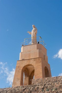 ALMERIA, İspanya - 23 Şubat 2024 İspanya 'daki Almerya şehrinin en iyi panoramik manzaralarından birinde İsa' nın Kutsal Kalbi 'nin beyaz mermer heykeli