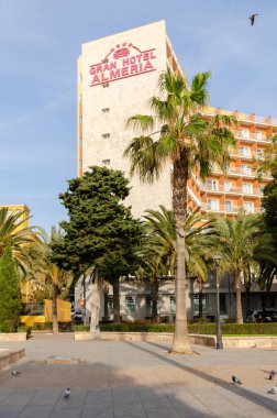 ALMERIA, İspanya - 11 Aralık 2023 Gran Hotel Almeria, Akdeniz ve Almerya şehrine bakan ayrıcalıklı bir konuma sahip şehrin en karakteristik otellerinden biri.