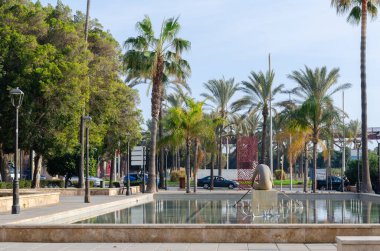 ALMERIA, İspanya - 11 Aralık 2023 Almerya, Endülüs, İspanya 'daki bir kamu parkında kürek çeken bir adamın heykelini resmeden bir çeşme