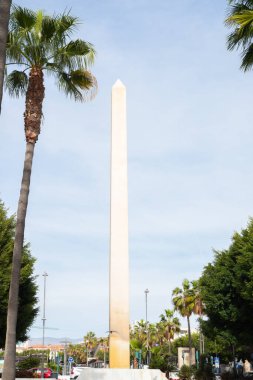 ALMERIA, SPAIN - 25 Şubat 2024 Obelisk İspanya 'nın Almerya kentindeki Rambla de Almeria şehir parkının orta kesiminde yer alan bir çeşme
