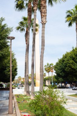 ALMERIA, SPAIN - 25 Şubat 2024 Obelisk İspanya 'nın Almerya kentindeki Rambla de Almeria şehir parkının orta kesiminde yer alan bir çeşme