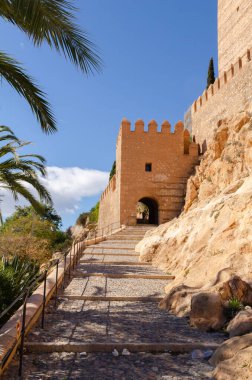 ALMERIA, İspanya - 26 Şubat 2024 İspanya 'nın Almerya kentindeki Cerro de San Cristobal kalesi, kalesi ve duvarları, İber Yarımadası' ndaki en önemli Endülüs anıtsal ve arkeolojik komplekslerinden biri.