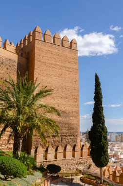 ALMERIA, İspanya - 26 Şubat 2024 İspanya 'nın Almerya kentindeki Cerro de San Cristobal kalesi, kalesi ve duvarları, İber Yarımadası' ndaki en önemli Endülüs anıtsal ve arkeolojik komplekslerinden biri.