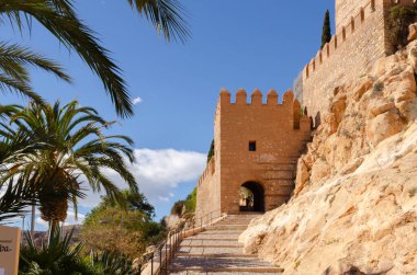 ALMERIA, İspanya - 26 Şubat 2024 İspanya 'nın Almerya kentindeki Cerro de San Cristobal kalesi, kalesi ve duvarları, İber Yarımadası' ndaki en önemli Endülüs anıtsal ve arkeolojik komplekslerinden biri.