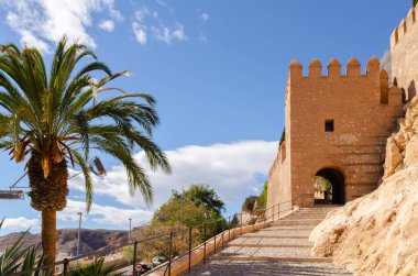 ALMERIA, İspanya - 26 Şubat 2024 İspanya 'nın Almerya kentindeki Cerro de San Cristobal kalesi, kalesi ve duvarları, İber Yarımadası' ndaki en önemli Endülüs anıtsal ve arkeolojik komplekslerinden biri.