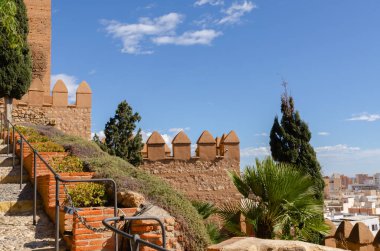 ALMERIA, İspanya - 26 Şubat 2024 İspanya 'nın Almerya kentindeki Cerro de San Cristobal kalesi, kalesi ve duvarları, İber Yarımadası' ndaki en önemli Endülüs anıtsal ve arkeolojik komplekslerinden biri.