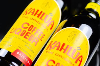 LONDON, İngiltere - 27 Mart 2024 Kahlua Orijinal kahve likörü Beyaz Rusça, Espresso Martini ve Mudslide gibi birçok ikonik kokteyl ve içeceğin ana malzemesidir.