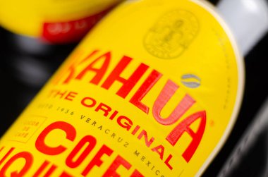 LONDON, İngiltere - 27 Mart 2024 Kahlua Orijinal kahve likörü Beyaz Rusça, Espresso Martini ve Mudslide gibi birçok ikonik kokteyl ve içeceğin ana malzemesidir.