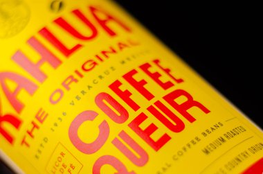 LONDON, İngiltere - 27 Mart 2024 Kahlua Orijinal kahve likörü Beyaz Rusça, Espresso Martini ve Mudslide gibi birçok ikonik kokteyl ve içeceğin ana malzemesidir.