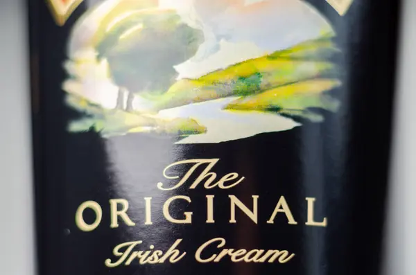 ロンドン イギリス March 2024 オリジナルアイリッシュクリームリキュール アイルランドのウイスキーからのクリームの甘さと熱の美味しい組み合わせを提供しています元のアイリッシュクリームリキュール — ストック写真