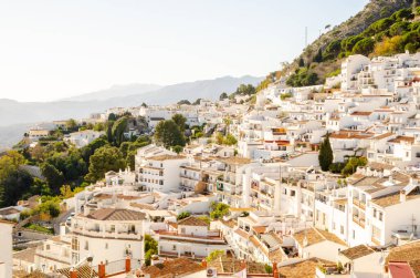 MIJAS PUEBLO, SPAIN - 01 Mart 2022 Tarihsel Mijas Pueblo kasabası, sözde pueblos blanco veya beyaz köylerden biridir ve Malaga eyaletinin en büyük belediyelerinden biridir.