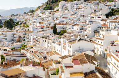 MIJAS PUEBLO, SPAIN - 01 Mart 2022 Tarihsel Mijas Pueblo kasabası, sözde pueblos blanco veya beyaz köylerden biridir ve Malaga eyaletinin en büyük belediyelerinden biridir.