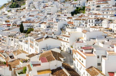 MIJAS PUEBLO, SPAIN - 01 Mart 2022 Tarihsel Mijas Pueblo kasabası, sözde pueblos blanco veya beyaz köylerden biridir ve Malaga eyaletinin en büyük belediyelerinden biridir.