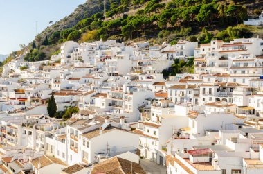 MIJAS PUEBLO, SPAIN - 01 Mart 2022 Tarihsel Mijas Pueblo kasabası, sözde pueblos blanco veya beyaz köylerden biridir ve Malaga eyaletinin en büyük belediyelerinden biridir.