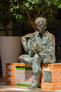 ALMERIA, İspanya - 02 Nisan 2023 John Lennon 'un 1966' da Almerya 'da yaşamış ve Tabernas' ın yakınlarındaki bir çölde Er Gripweed rolünü çeken bir heykeli.