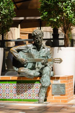 ALMERIA, İspanya - 02 Nisan 2023 John Lennon 'un 1966' da Almerya 'da yaşamış ve Tabernas' ın yakınlarındaki bir çölde Er Gripweed rolünü çeken bir heykeli.