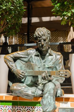 ALMERIA, İspanya - 02 Nisan 2023 John Lennon 'un 1966' da Almerya 'da yaşamış ve Tabernas' ın yakınlarındaki bir çölde Er Gripweed rolünü çeken bir heykeli.